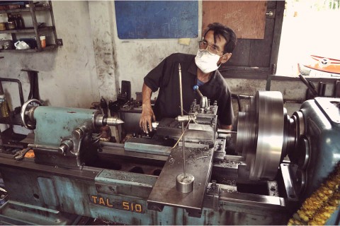 open air thai machine shop, lathing down axle diameter by 0.1mm